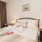 Via Domus Πανσιόν 4*